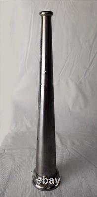 Ensemble de matériel de lutte contre les incendies avec une vieille buse de tuyau de pompier