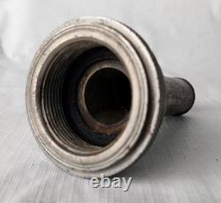 Ensemble de matériel de lutte contre les incendies avec une vieille buse de tuyau de pompier