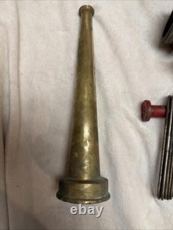 Ensemble vintage de robinet-vanne en laiton pour tuyau d’incendie avec buse et appareil de pliage de tuyau