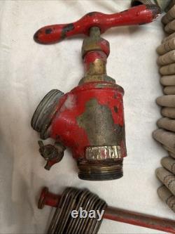 Ensemble vintage de robinet-vanne en laiton pour tuyau d’incendie avec buse et appareil de pliage de tuyau