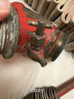 Ensemble vintage de robinet-vanne en laiton pour tuyau d’incendie avec buse et appareil de pliage de tuyau