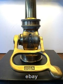 Lampe d'art steampunk unique sur mesure avec buse de lance d'incendie vintage en laiton et cuivre