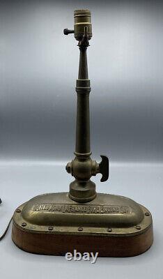 Lampe de table en laiton de la pompe à incendie American LaFrance avec buse de tuyau d'incendie