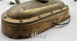 Lampe de table en laiton de la pompe à incendie American LaFrance avec buse de tuyau d'incendie Lampe de table en laiton de la pompe à incendie American LaFrance avec buse de tuyau d'incendie