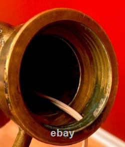 Lampe électrique en laiton vintage transformée à partir d'un jet de tuyau d'incendie