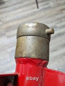 Mur d'eau vintage avec buse de maison anti-incendie, effet spécial de pluie impressionnant