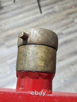 Mur d'eau vintage avec buse de maison anti-incendie, effet spécial de pluie impressionnant