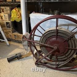 Roue de tuyau de pompier vintage à monter au mur, tuyau et buse rouges