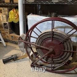 Roue de tuyau de pompier vintage à monter au mur, tuyau et buse rouges