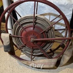 Roue de tuyau de pompier vintage à monter au mur, tuyau et buse rouges