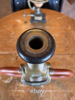 SUPERBE Buse de Tuyau d'Incendie en Laiton Massif Ancienne Vintage (CHEF) RARE - Fabriqué aux États-Unis