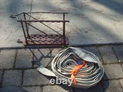 Support de rack de tuyau d'incendie Vintage 1910 de la W. D. Allen Mfg. Co. et tuyau désaffecté