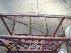 Support de rack de tuyau d'incendie Vintage 1910 de la W. D. Allen Mfg. Co. et tuyau désaffecté