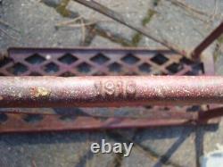 Support de rack de tuyau d'incendie Vintage 1910 de la W. D. Allen Mfg. Co. et tuyau désaffecté