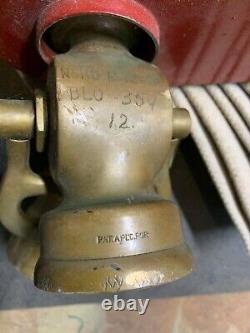 Tuyau d'incendie Allenco vintage avec support mural et buse en laiton massif 1959
