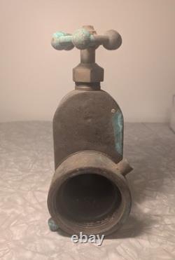 Vanne de portail de poteau d'incendie en laiton antique M. D. Larkin