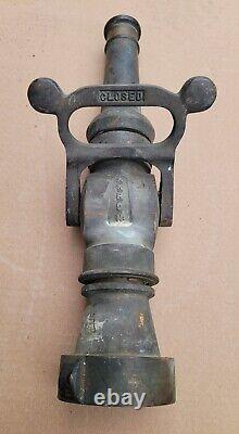 Vtg Antique Brass Akro Buse d'incendie, manche en collier, patine originale.