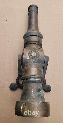Vtg Antique Brass Akro Buse d'incendie, manche en collier, patine originale.